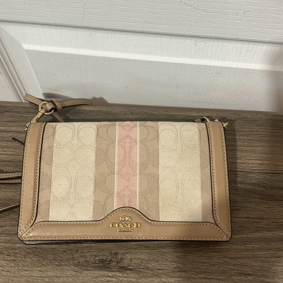 COACH CLUTCH CROSSBODY IN SIGNATUREE JACQUARD WITH STRIPES IN CREAM AND PINK - Picture 9 of 9